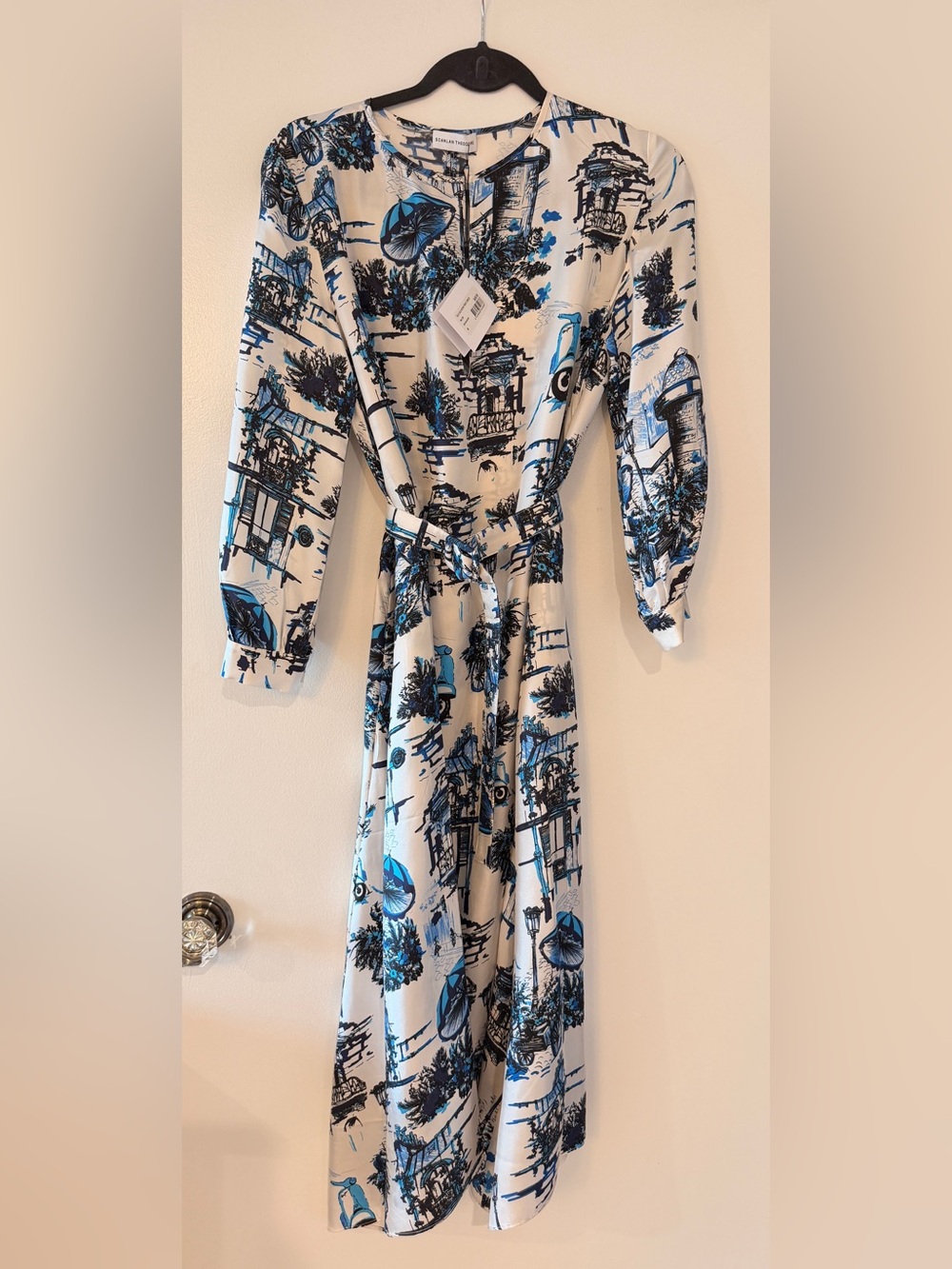 Scanlan Theodore 100% silk BNWT  tourist print belted dress